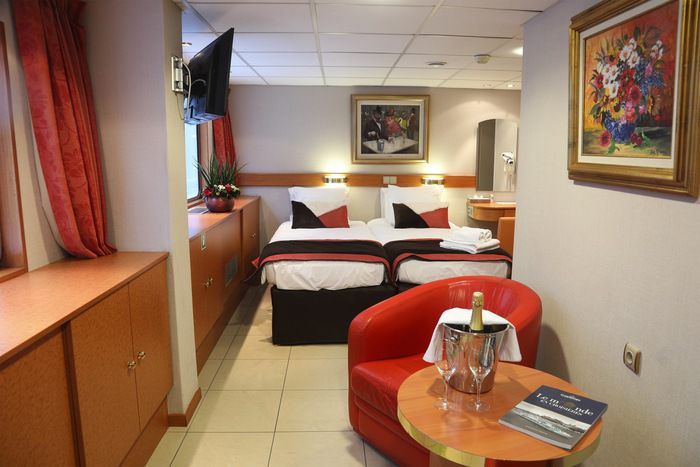 Main Deck 2 Single Beds Suite Cat B